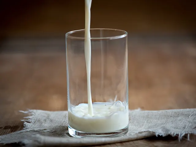 Preço do leite ao produtor avança, mas dificuldade em repassar altas ao consumidor preocupa